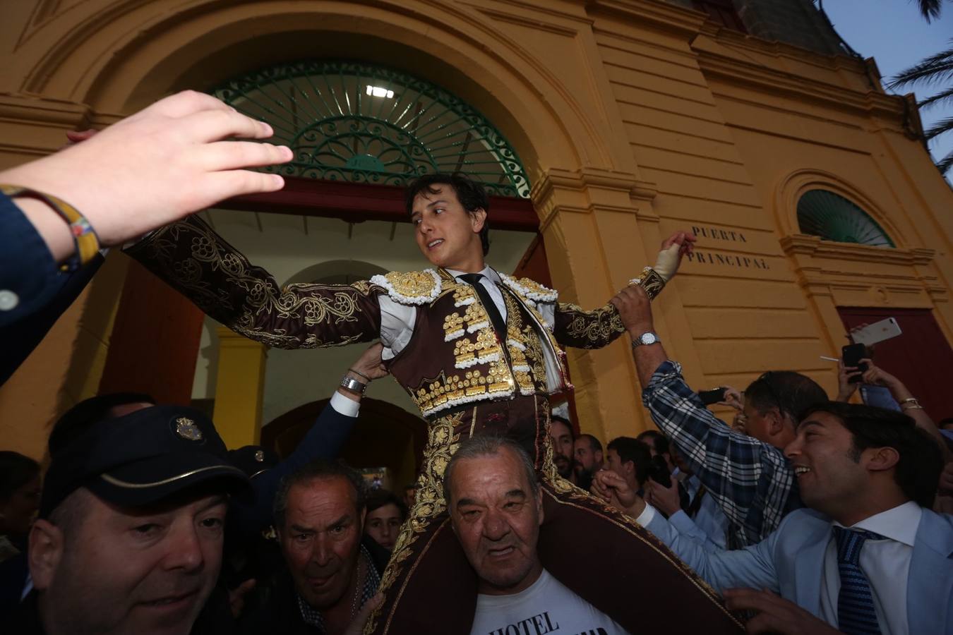 Rotundo triunfo de Roca Rey que corta cuatro orejas y un rabo